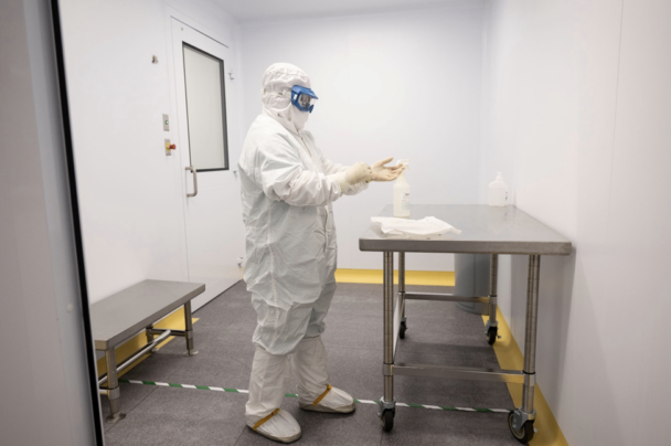 cleanroom-tour-2-608x404